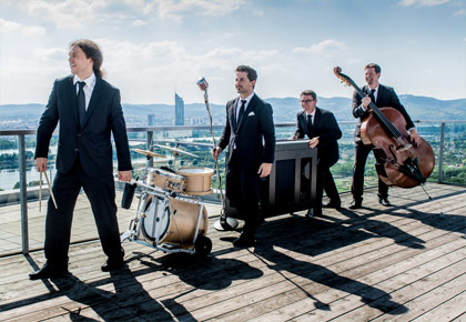 jazzophoniker band auf dach eines hauses